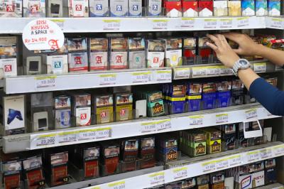 Pekerja merapikan rokok di salah satu Minimarket di kawasan Jakarta Selatan, Rabu (15/9/2021).