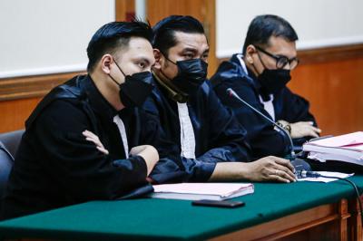 Foto double exposure musisi Erdian Aji Prihartanto alias Anji saat menjalani sidang perdana yang digelar secara virtual di PN Jakarta Barat, Rabu (15/9/2021).
