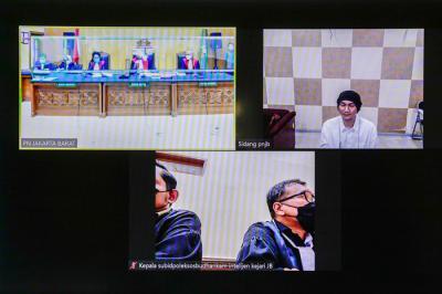Foto double exposure musisi Erdian Aji Prihartanto alias Anji saat menjalani sidang perdana yang digelar secara virtual di PN Jakarta Barat, Rabu (15/9/2021).
