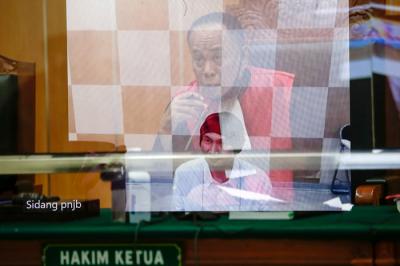Foto double exposure musisi Erdian Aji Prihartanto alias Anji saat menjalani sidang perdana yang digelar secara virtual di PN Jakarta Barat, Rabu (15/9/2021).