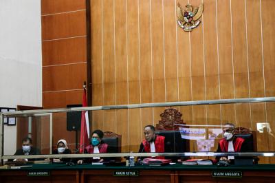 Foto double exposure musisi Erdian Aji Prihartanto alias Anji saat menjalani sidang perdana yang digelar secara virtual di PN Jakarta Barat, Rabu (15/9/2021).