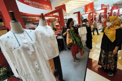 Pameran K-UMKM Expo 2021 di Atrium Grand City Surabaya, Jawa Timur, Rabu (15/9/2021).