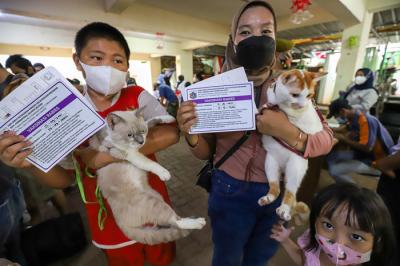Vaksin anti rabies kepada hewan piaraan secara gratis di Petukangan Selatan, Jakarta, Rabu (15/9/2021).