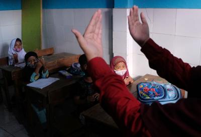 Aktivitas belajar Mengajar dengan protokol kesehatan di Madrasah Ibtidayah MDIA Paotere, Makssar, Kamis (16/9/2020).
