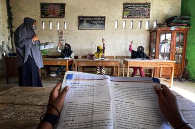 Aktivitas belajar Mengajar dengan protokol kesehatan di Madrasah Ibtidayah MDIA Paotere, Makssar, Kamis (16/9/2020).
