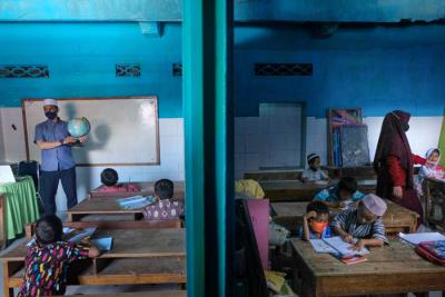 Aktivitas belajar Mengajar dengan protokol kesehatan di Madrasah Ibtidayah MDIA Paotere, Makssar, Kamis (16/9/2020).