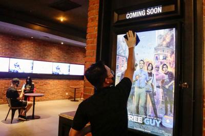 Pengunjung saat menonton bioskop di CGV Grand Indonesia, Jakarta Pusat, Kamis (16/9/2021).