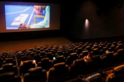Pengunjung saat menonton bioskop di CGV Grand Indonesia, Jakarta Pusat, Kamis (16/9/2021).