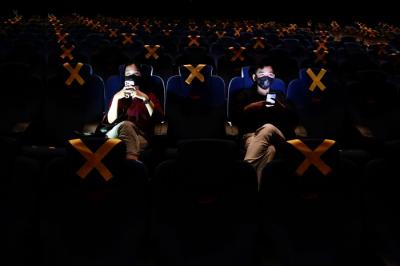 Pengunjung saat menonton bioskop di CGV Grand Indonesia, Jakarta Pusat, Kamis (16/9/2021).