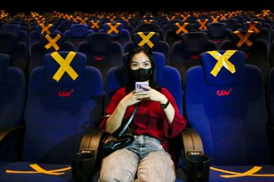 Pengunjung saat menonton bioskop di CGV Grand Indonesia, Jakarta Pusat, Kamis (16/9/2021).