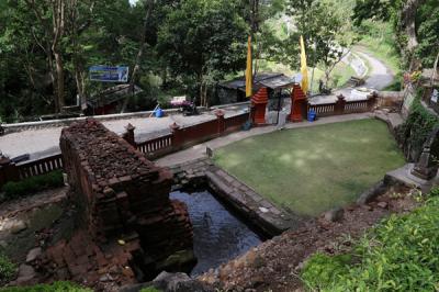 Sumber air mengalir dari payudara patung Dewi Laksmi dan patung Dewi Sri di Candi Belahan atau Sumber Tetek, di Dusun Belahanjowo, Pasuruan, Kamis (16/9/2021).