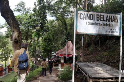 Sumber air mengalir dari payudara patung Dewi Laksmi dan patung Dewi Sri di Candi Belahan atau Sumber Tetek, di Dusun Belahanjowo, Pasuruan, Kamis (16/9/2021).