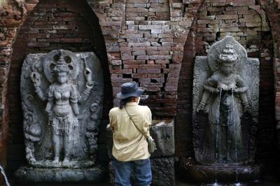 Sumber air mengalir dari payudara patung Dewi Laksmi dan patung Dewi Sri di Candi Belahan atau Sumber Tetek, di Dusun Belahanjowo, Pasuruan, Kamis (16/9/2021).