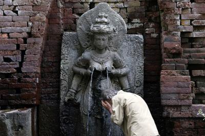 Sumber air mengalir dari payudara patung Dewi Laksmi dan patung Dewi Sri di Candi Belahan atau Sumber Tetek, di Dusun Belahanjowo, Pasuruan, Kamis (16/9/2021).