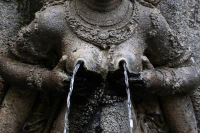 Sumber air mengalir dari payudara patung Dewi Laksmi dan patung Dewi Sri di Candi Belahan atau Sumber Tetek, di Dusun Belahanjowo, Pasuruan, Kamis (16/9/2021).
