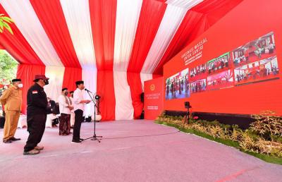Presiden Joko Widodo saat meninjau proses Vaksinasi Covid-19 untuk para santri di Pondok Pesantren Istiqamatuddin Darul Mu'arrif, Aceh, Kamis (16/9/2021).