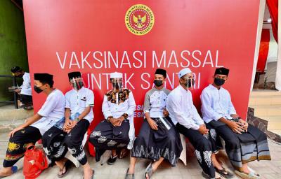 Presiden Joko Widodo saat meninjau proses Vaksinasi Covid-19 untuk para santri di Pondok Pesantren Istiqamatuddin Darul Mu'arrif, Aceh, Kamis (16/9/2021).