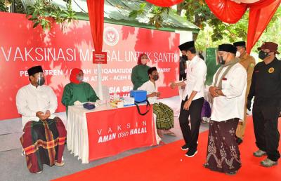 Presiden Joko Widodo saat meninjau proses Vaksinasi Covid-19 untuk para santri di Pondok Pesantren Istiqamatuddin Darul Mu'arrif, Aceh, Kamis (16/9/2021).