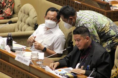 Menteri Dalam Negeri Tito Karnavian mengikuti rapat kerja dengan Komisi II DPR di Kompleks Parlemen, Senayan, Jakarta, Kamis (16/9/2021).