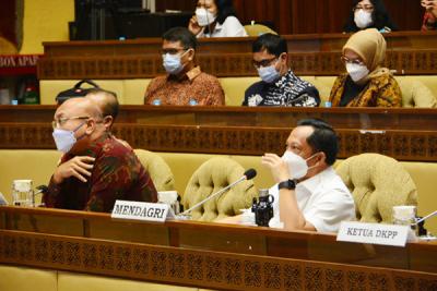 Menteri Dalam Negeri Tito Karnavian mengikuti rapat kerja dengan Komisi II DPR di Kompleks Parlemen, Senayan, Jakarta, Kamis (16/9/2021).