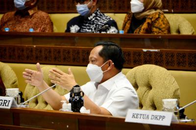 Menteri Dalam Negeri Tito Karnavian mengikuti rapat kerja dengan Komisi II DPR di Kompleks Parlemen, Senayan, Jakarta, Kamis (16/9/2021).