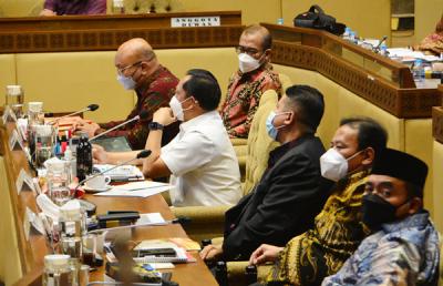 Menteri Dalam Negeri Tito Karnavian mengikuti rapat kerja dengan Komisi II DPR di Kompleks Parlemen, Senayan, Jakarta, Kamis (16/9/2021).