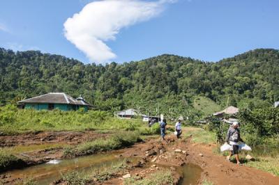 Relawan MNC perduli memberikan sembako ke perwakilan RT 04 RW 09 Kampung Cisadon, Babakan Madang, Kabupaten Bogor, Jawa Barat, Kamis (16/9/2021).