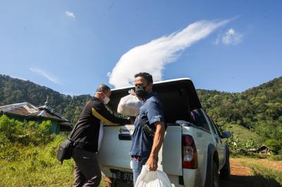 Relawan MNC perduli memberikan sembako ke perwakilan RT 04 RW 09 Kampung Cisadon, Babakan Madang, Kabupaten Bogor, Jawa Barat, Kamis (16/9/2021).
