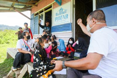 Tengku Havid relawan MNC Peduli saat membantu warga perbaiki jembatan di Kampung Cisadon, Babakan Madang, Kabupaten Bogor, Jawa Barat, Kamis (16/9/2021).