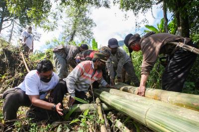 Tengku Havid relawan MNC Peduli saat membantu warga perbaiki jembatan di Kampung Cisadon, Babakan Madang, Kabupaten Bogor, Jawa Barat, Kamis (16/9/2021).