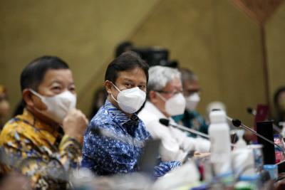 Menteri PPN/Kepala Bappenas Suharso Monoarfa bersama Menkes Budi Gunadi Sadikin saat rapat kerja dengan Komisi IX DPR di Kompleks Parlemen, Kamis (16/9/2021).