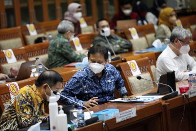 Menteri PPN/Kepala Bappenas Suharso Monoarfa bersama Menkes Budi Gunadi Sadikin saat rapat kerja dengan Komisi IX DPR di Kompleks Parlemen, Kamis (16/9/2021).