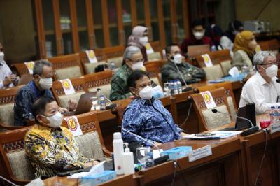 Menteri PPN/Kepala Bappenas Suharso Monoarfa bersama Menkes Budi Gunadi Sadikin saat rapat kerja dengan Komisi IX DPR di Kompleks Parlemen, Kamis (16/9/2021).