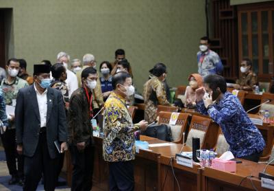 Menteri PPN/Kepala Bappenas Suharso Monoarfa bersama Menkes Budi Gunadi Sadikin saat rapat kerja dengan Komisi IX DPR di Kompleks Parlemen, Kamis (16/9/2021).