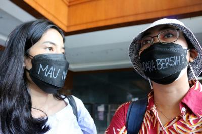 Aktivis yang tergabung dalam Koalisi Ibu Kota menghadiri sidang pembacaan putusan di Pengadilan Negeri Jakarta Pusat, Kamis (16/9/2021).