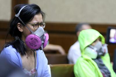 Aktivis yang tergabung dalam Koalisi Ibu Kota menghadiri sidang pembacaan putusan di Pengadilan Negeri Jakarta Pusat, Kamis (16/9/2021).