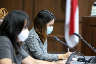 Aktivis yang tergabung dalam Koalisi Ibu Kota menghadiri sidang pembacaan putusan di Pengadilan Negeri Jakarta Pusat, Kamis (16/9/2021).