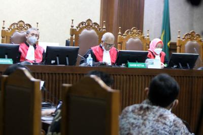 Aktivis yang tergabung dalam Koalisi Ibu Kota menghadiri sidang pembacaan putusan di Pengadilan Negeri Jakarta Pusat, Kamis (16/9/2021).
