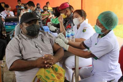 Serbuan vaksinasi Covid-19 di Lapangan Tembak Perbakin Distrik Abepura, Kota Jayapura, Rabu (15/9/2021).