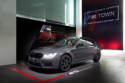 Business Consultant BMW menawarkan BMW M5 Competition kepada pengunjung usai peluncurannya di Jakarta, Jumat (17/9/2021).