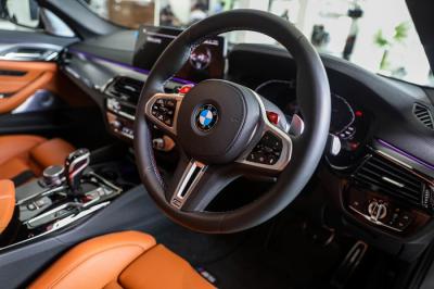 Business Consultant BMW menawarkan BMW M5 Competition kepada pengunjung usai peluncurannya di Jakarta, Jumat (17/9/2021).