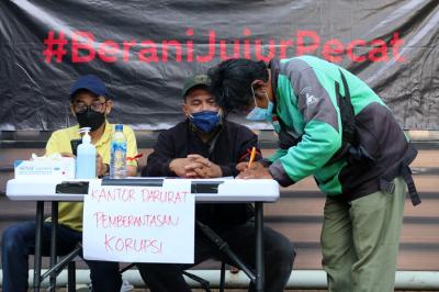 Pegawai nonaktif Komisi Pemberantasan Korupsi (KPK) yang bakal dipecat menggelar aksi di Gedung KPK lama Kuningan Jakarta, Jumat (17/9/2021).