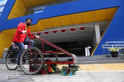 Sepeda Penyapu Sampah dengan Sistem Sapu Berputar di Untag Surabaya, Jawa Timur, Jumat (17/9/2021).