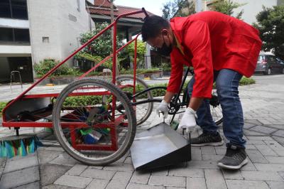 Sepeda Penyapu Sampah dengan Sistem Sapu Berputar di Untag Surabaya, Jawa Timur, Jumat (17/9/2021).