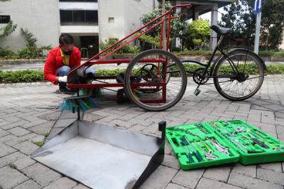 Sepeda Penyapu Sampah dengan Sistem Sapu Berputar di Untag Surabaya, Jawa Timur, Jumat (17/9/2021).