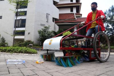 Sepeda Penyapu Sampah dengan Sistem Sapu Berputar di Untag Surabaya, Jawa Timur, Jumat (17/9/2021).