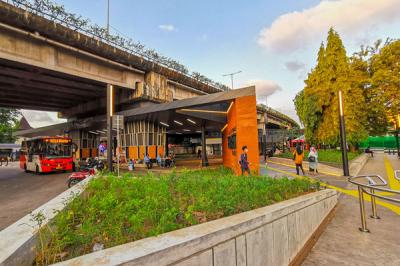Penumpang menaiki bus Transjakarta di halte integrasi sisi barat Stasiun Tebet, Jakarta Selatan, Kamis (16/9/2021).