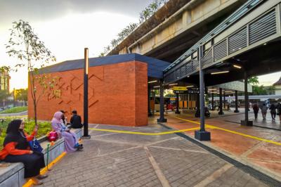 Penumpang menaiki bus Transjakarta di halte integrasi sisi barat Stasiun Tebet, Jakarta Selatan, Kamis (16/9/2021).
