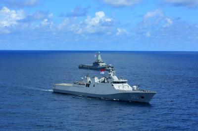 Kapal perang TNI Angkatan Laut dan dua kapal perang milik The Republic of Singapore Navy bermanuver saat latihan di Laut Natuna, Kamis (16/9/2021).