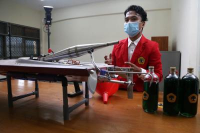 Analisa pengaruh campuran bahan bakar dan putaran motor terhadap performa motor bakar untuk kapal cepat di Untag Surabaya, Jawa Timur, Jumat (17/9/2021).